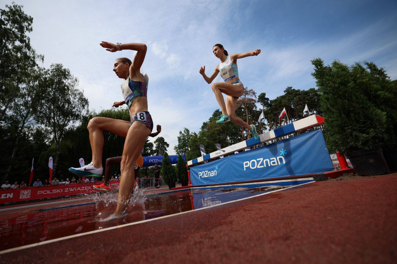 Kinga Królik pokonuje przeszkodę podczas biegu 