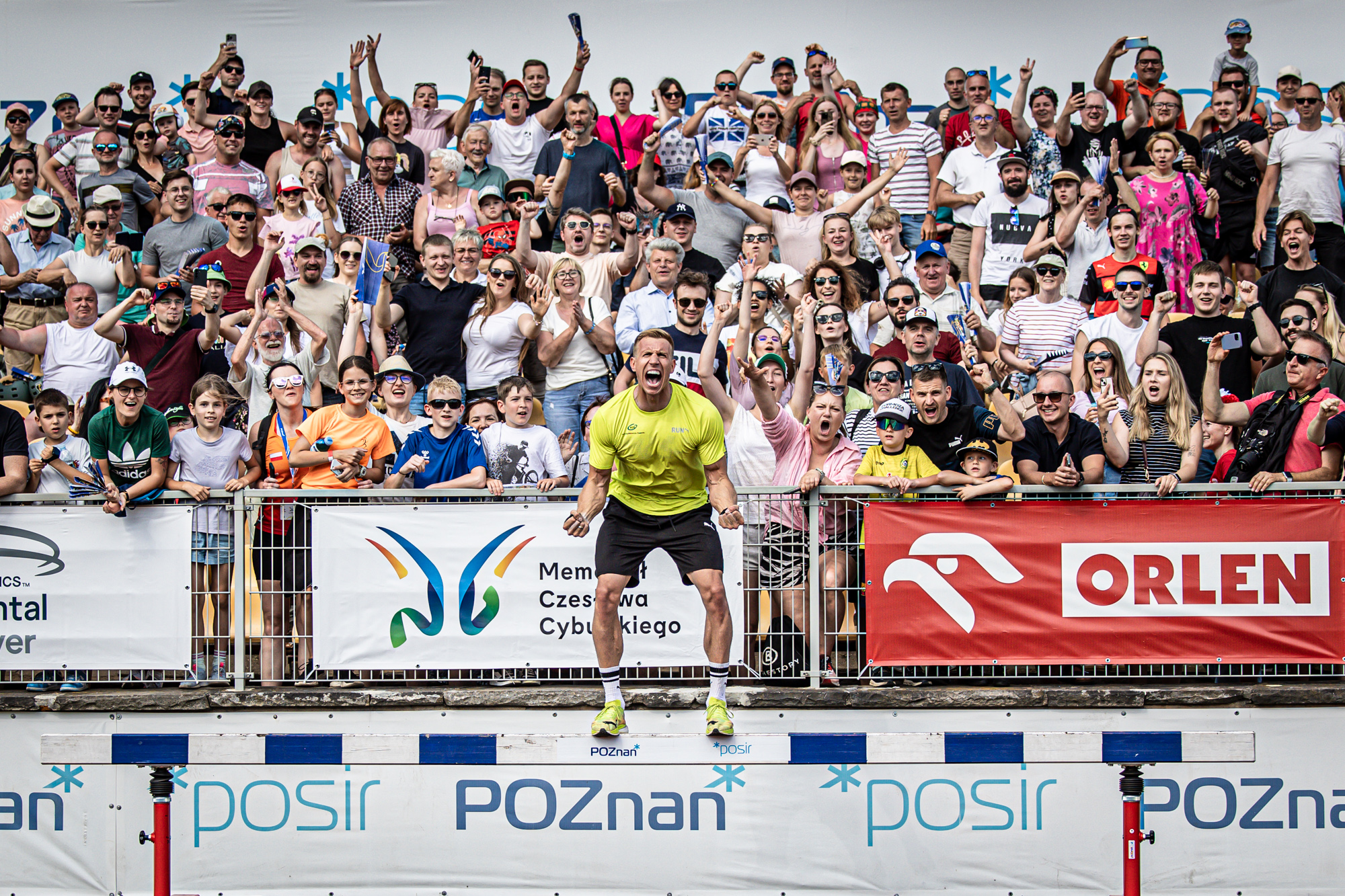 Ikona - Piotr Lisek z kibicami podczas Memoriału Czesława Cybulskiego 2024.